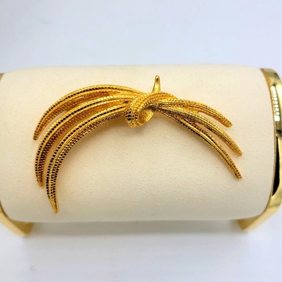 Vintage Monet Goldtone Brooch / 60s / Decorative Pin - Picture 4 of 5